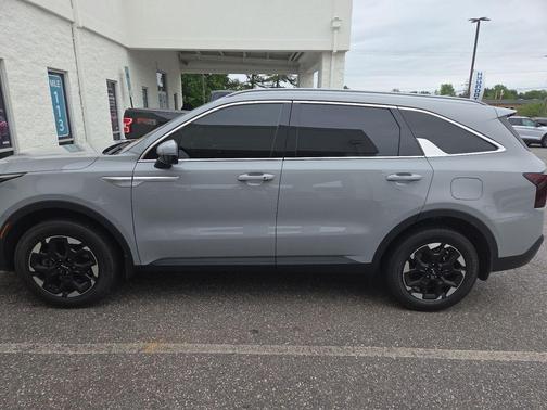 Gray 2024 Kia Sorento S