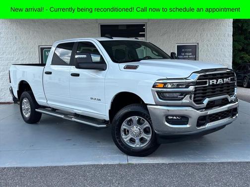 Bright White Clearcoat 2026 RAM 2500 Big Horn Crew Cab 4x4 6'4' Box