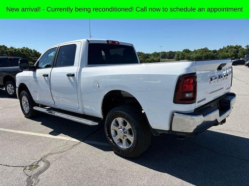 Bright White Clearcoat 2026 RAM 2500 Big Horn Crew Cab 4x4 6'4' Box