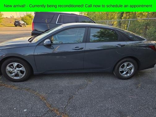 Gray 2023 Hyundai ELANTRA SE