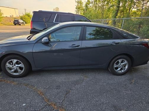 Gray 2023 Hyundai ELANTRA SE