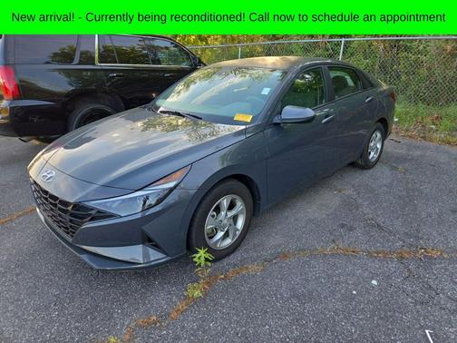 Gray 2023 Hyundai ELANTRA SE