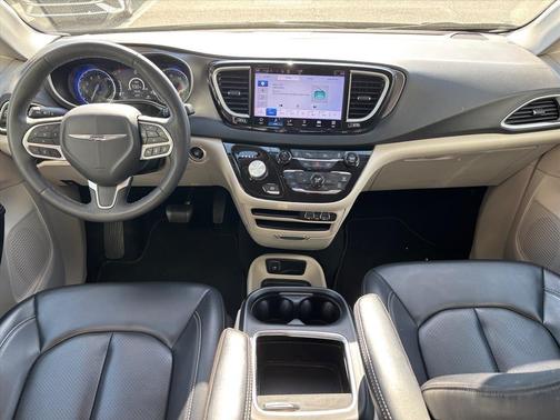 Brilliant Black Crystal Pearlcoat 2023 Chrysler Pacifica Touring L
