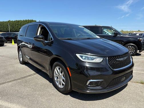 Brilliant Black Crystal Pearlcoat 2023 Chrysler Pacifica Touring L