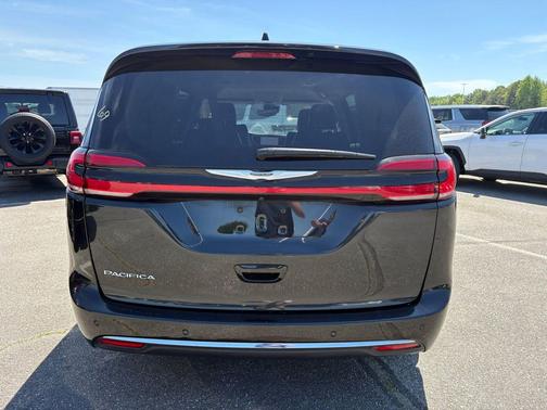 Brilliant Black Crystal Pearlcoat 2023 Chrysler Pacifica Touring L