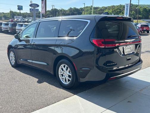Brilliant Black Crystal Pearlcoat 2023 Chrysler Pacifica Touring L