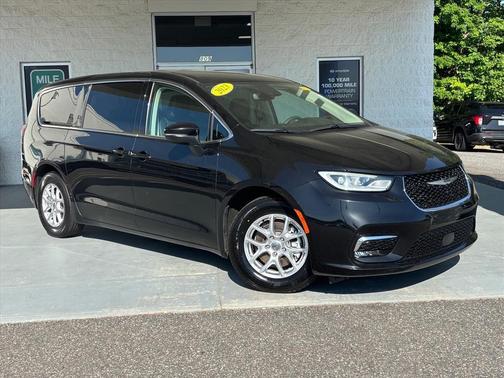 Brilliant Black Crystal Pearlcoat 2023 Chrysler Pacifica Touring L