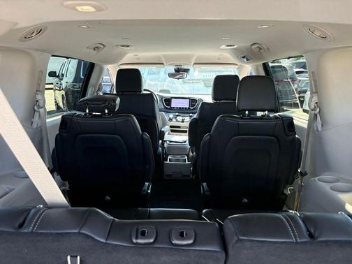 Brilliant Black Crystal Pearlcoat 2023 Chrysler Pacifica Touring L