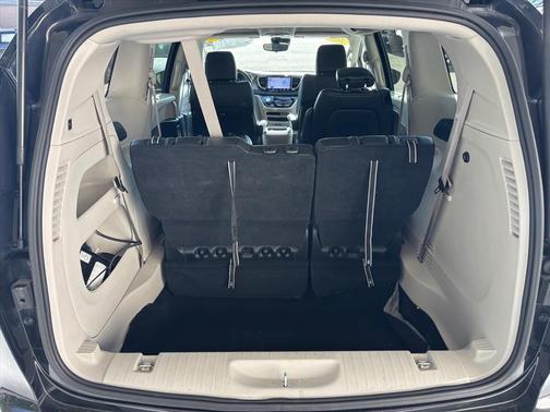 Brilliant Black Crystal Pearlcoat 2023 Chrysler Pacifica Touring L