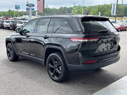 Diamond Black Crystal Pearlcoat 2023 Jeep Grand Cherokee Limited