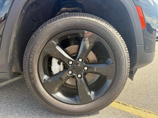 Diamond Black Crystal Pearlcoat 2023 Jeep Grand Cherokee Limited