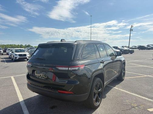 Diamond Black Crystal Pearlcoat 2023 Jeep Grand Cherokee Limited