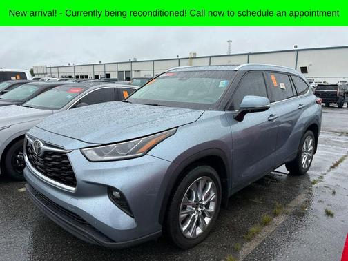 Moon Dust 2023 Toyota Highlander Limited
