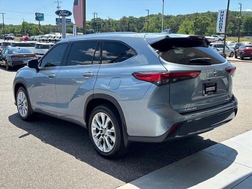 Moon Dust 2023 Toyota Highlander Limited