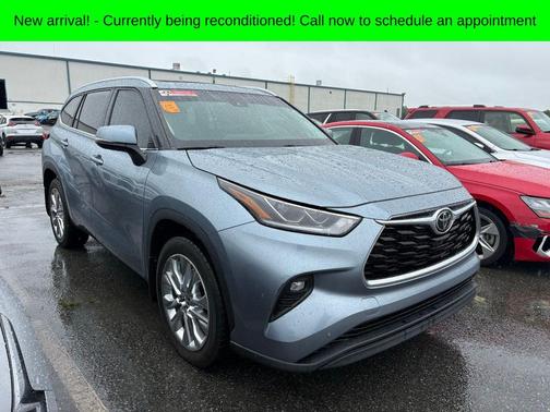 Moon Dust 2023 Toyota Highlander Limited