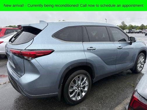 Moon Dust 2023 Toyota Highlander Limited