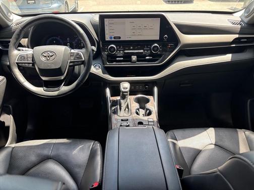 Moon Dust 2023 Toyota Highlander Limited