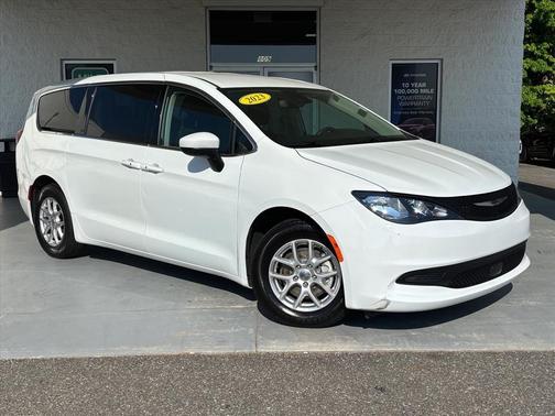 Bright White Clearcoat 2023 Chrysler Voyager LX