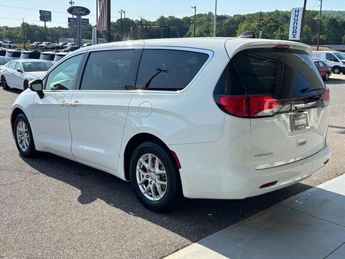 Bright White Clearcoat 2023 Chrysler Voyager LX
