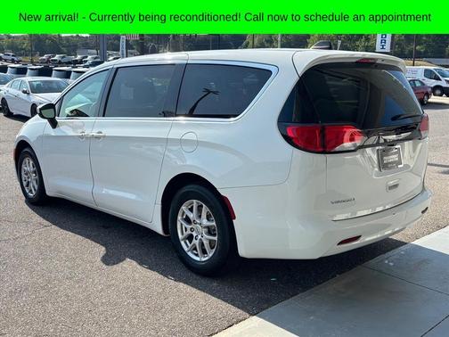 Bright White Clearcoat 2023 Chrysler Voyager LX
