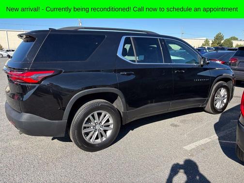 Black Metallic 2022 Chevrolet Traverse LT Cloth