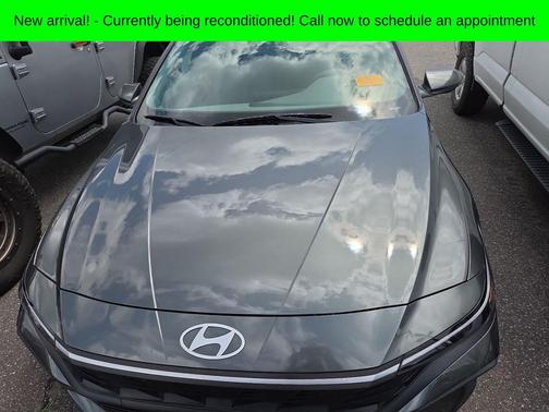 Gray 2024 Hyundai ELANTRA SE