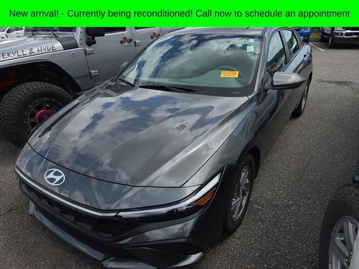 Gray 2024 Hyundai ELANTRA SE