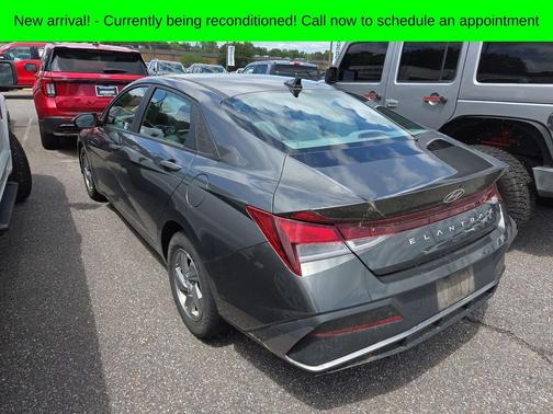 Gray 2024 Hyundai ELANTRA SE