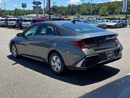 Gray 2024 Hyundai ELANTRA SE