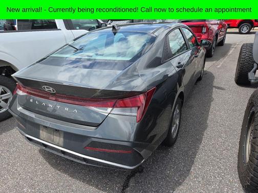 Gray 2024 Hyundai ELANTRA SE