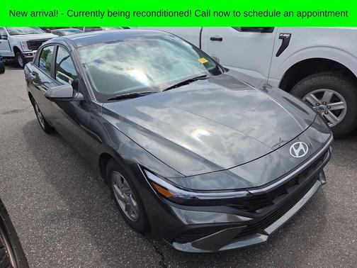 Gray 2024 Hyundai ELANTRA SE
