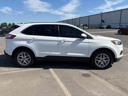 White Metallic 2022 Ford Edge SEL