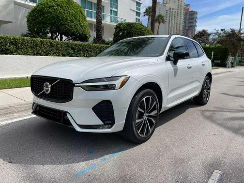 2023 Volvo XC60 B5 Plus Dark Theme