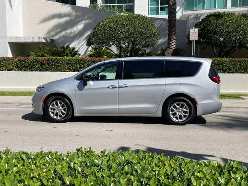 2024 Chrysler Pacifica Touring-L