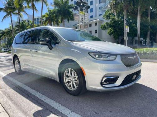 2024 Chrysler Pacifica Touring-L