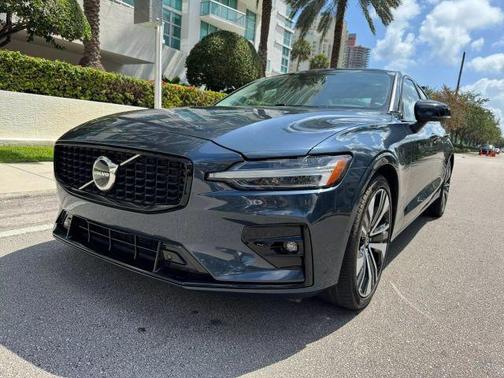 2024 Volvo S60 B5 Core Dark Theme