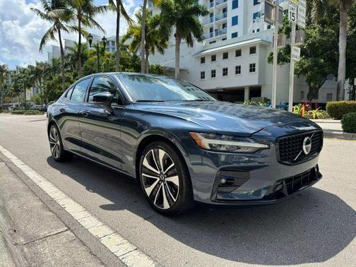 2024 Volvo S60 B5 Core Dark Theme