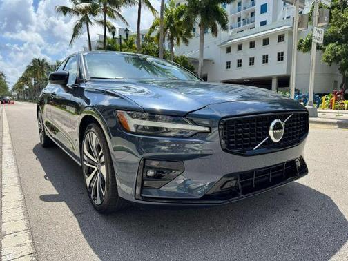 2024 Volvo S60 B5 Core Dark Theme