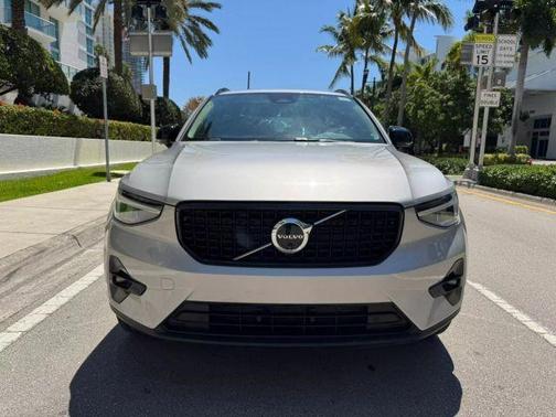 2025 Volvo XC40 B5 Plus Dark Theme