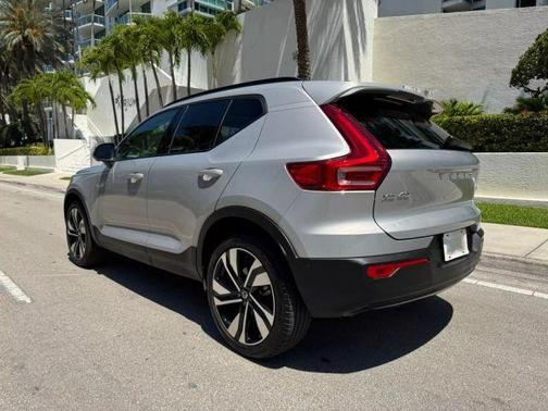 2025 Volvo XC40 B5 Plus Dark Theme