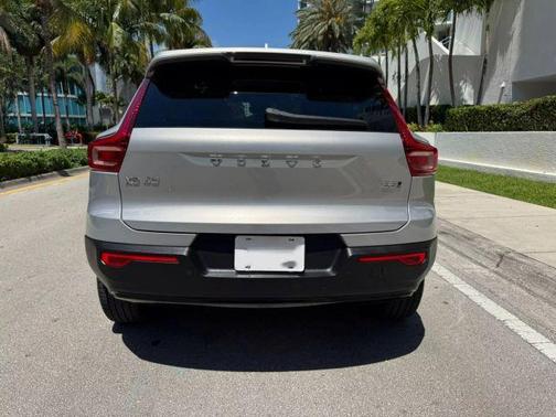 2025 Volvo XC40 B5 Plus Dark Theme