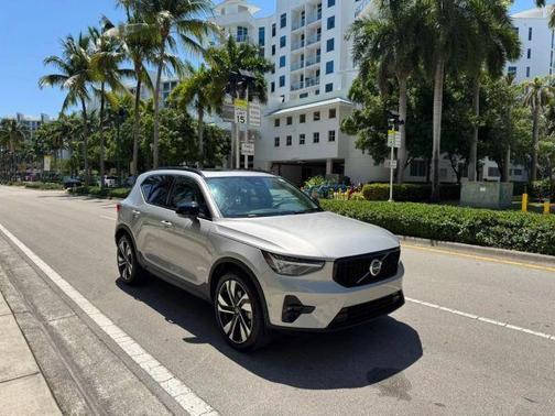 2025 Volvo XC40 B5 Plus Dark Theme