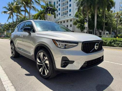2025 Volvo XC40 B5 Plus Dark Theme