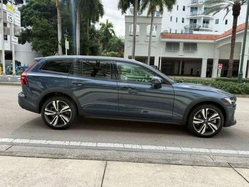 2025 Volvo V60 Cross Country B5 Plus
