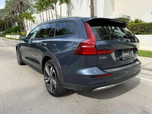 2025 Volvo V60 Cross Country B5 Plus