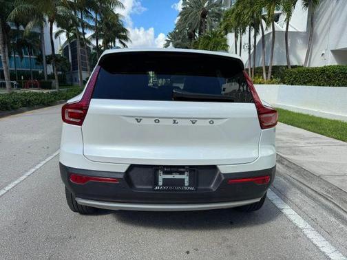 2024 Volvo XC40 B5 Plus Bright Theme