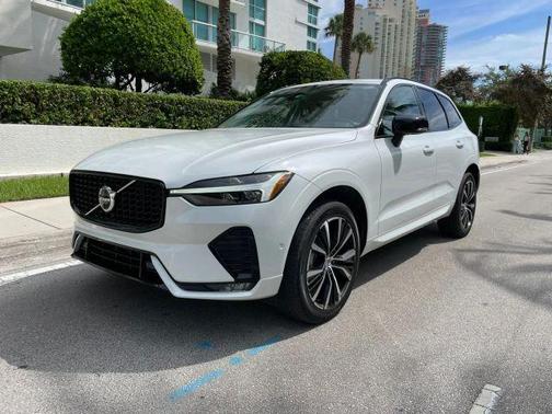 2023 Volvo XC60 B5 Plus Dark Theme