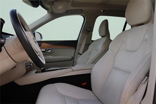 2022 Volvo XC90 T6 Momentum