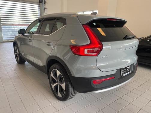 2025 Volvo XC40 B5 Core Bright Theme