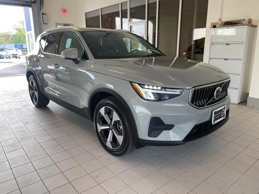 2025 Volvo XC40 B5 Core Bright Theme